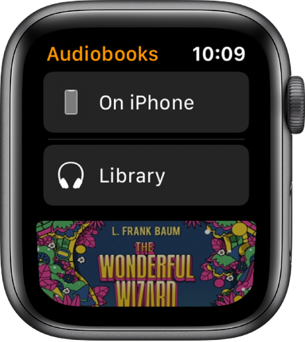 Apple Watch pulkstenis, kurā redzams ekrāns Audiobooks. Ekrāna augšdaļā ir poga On iPhone, zem tās ir poga Library, un apakšdaļā ir audiogrāmatas vāka noformējuma daļa.