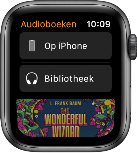 De Apple Watch met het Audioboeken-scherm, met bovenin de knop 'Op iPhone', daaronder de knop 'Bibliotheek' en onderin een deel van de kaftillustratie van een audioboek.