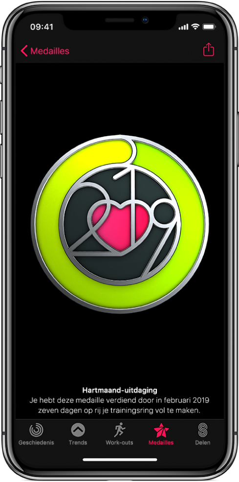 Het tabblad 'Medailles' in het scherm van de Activiteit-app op de iPhone met een prestatiemedaille in het midden. Je kunt slepen om de medaille te roteren. De deelknop bevindt zich rechtsbovenin.