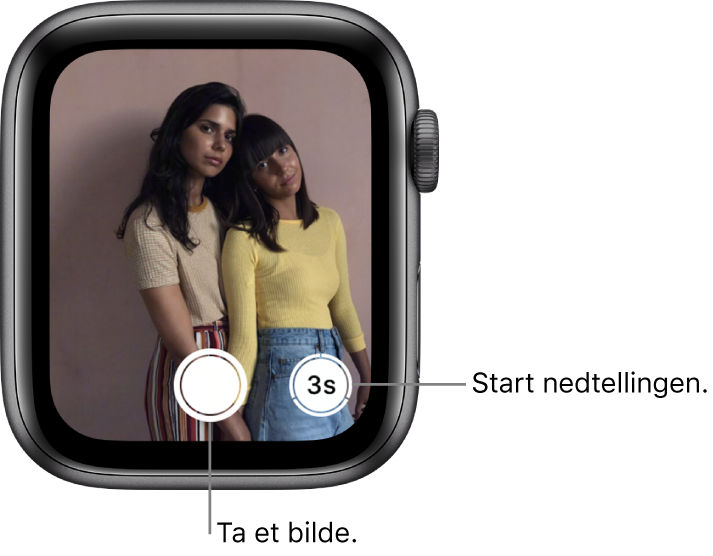 Når den brukes til kamerastyring, viser Apple Watch-skjermen det som vises i kameravisningen på iPhone. Ta bilde-knappen nederst i midten, mens Ta bilde etter forsinkelse-knappen er til høyre for den. Hvis du har tatt et bilde, vises bildevinduknappen nederst til venstre.