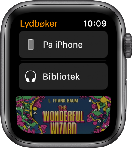 Apple Watch som viser Lydbøker-skjermen med På iPhone-knappen øverst, Bibliotek-knappen under og en del av forsiden på en lydbok nederst.