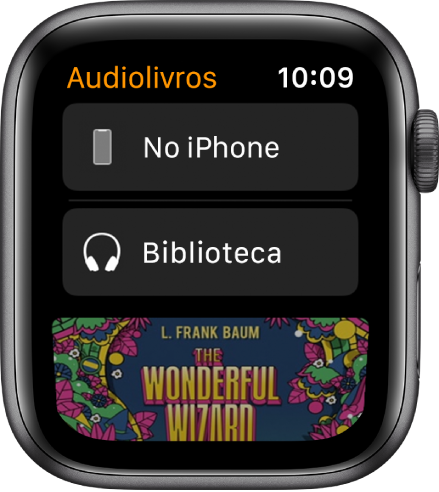Apple Watch mostrando a tela Audiolivros com o botão No iPhone na parte superior, o botão Biblioteca abaixo e uma parte da capa de um audiolivro na parte inferior.