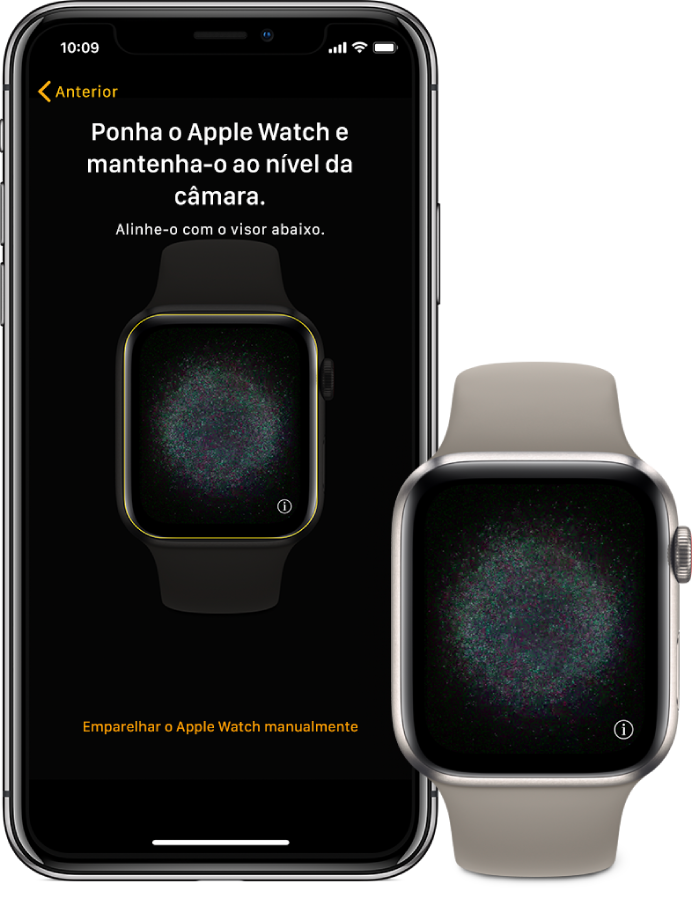 Um iPhone e um relógio, lado a lado. O ecrã do iPhone apresenta as instruções de emparelhamento com o Apple Watch visível no visor e o ecrã do Apple Watch apresenta a imagem de emparelhamento.