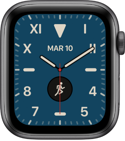 Cadranul de ceas California, afișând un amestec de cifre romane și arabe. Acesta prezintă două complicații: Data și Exerciții.