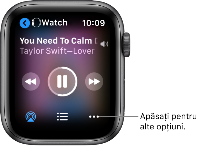 Ecranul În redare, afișând Apple Watch-ul în stânga sus, cu o săgeată îndreptată spre stânga, care vă conduce la ecranul dispozitivului. Titlul unei melodii și numele artistului apar dedesubt. Comenzile de redare sunt în mijloc. Butoanele AirPlay, lista de piste și Opțiuni sunt jos.