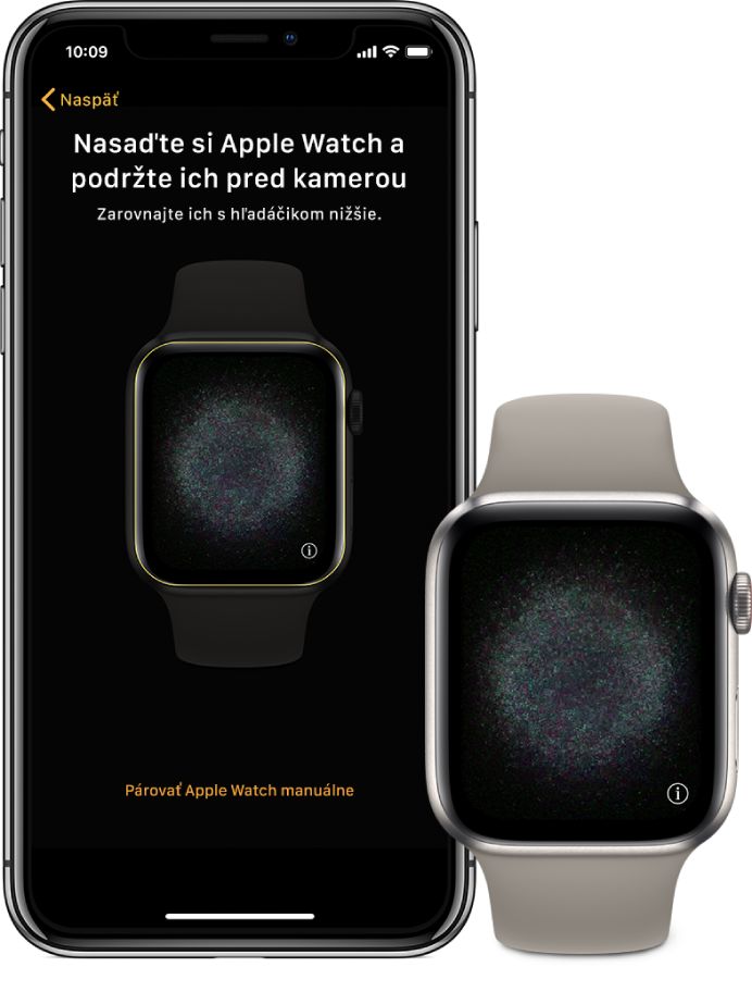 iPhone a hodinky položené pri sebe. Na obrazovke iPhonu sa zobrazujú pokyny na spárovanie s hodinkami Apple Watch viditeľnými v hľadáčiku a na obrazovke hodiniek Apple Watch sa zobrazuje obrázok spárovania.