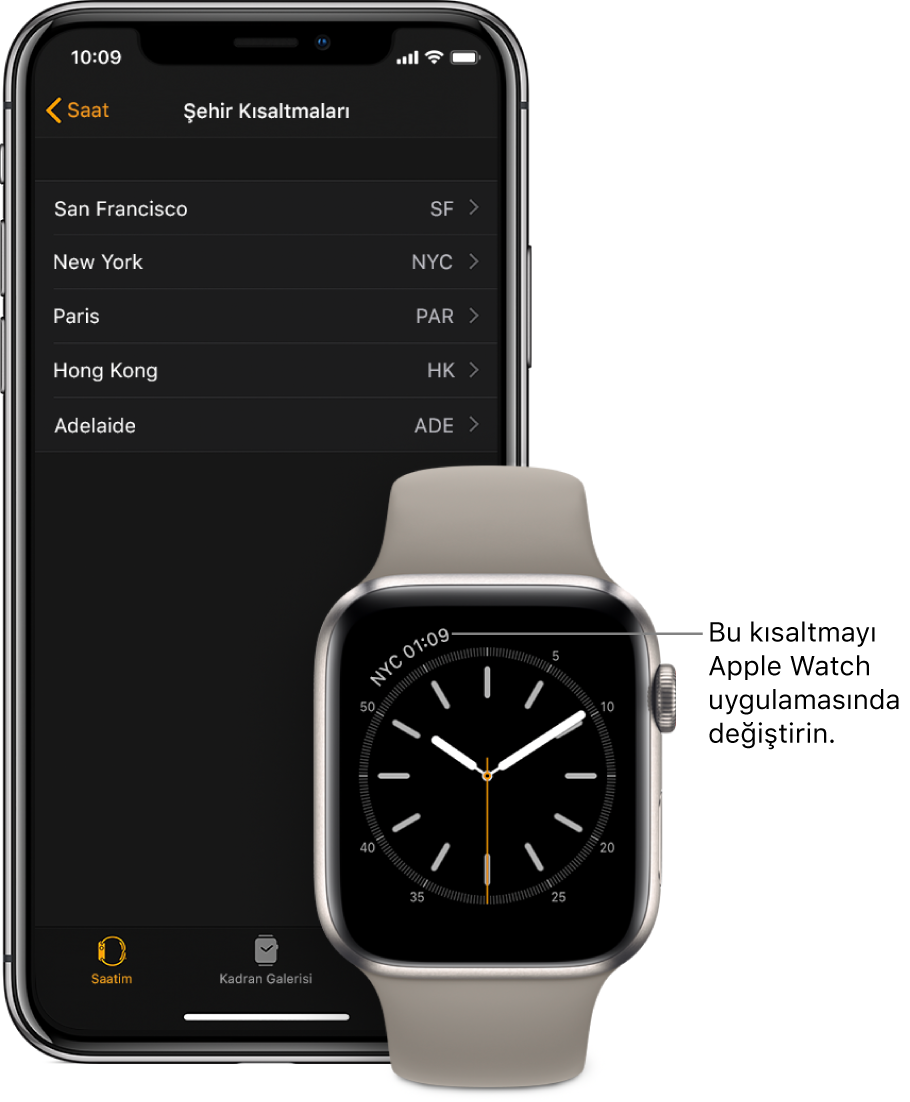Yan yana bir iPhone ve Apple Watch. Apple Watch ekranı, NYC kısaltmasını kullanan New York City saatini gösteriyor. iPhone ekranı, Apple Watch uygulamasının Saat ayarlarında bulunan Şehir Kısaltmaları ayarlarında şehir listesini gösteriyor.