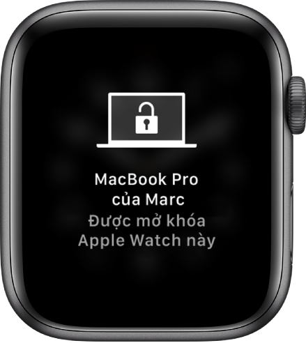 Màn hình Apple Watch đang hiển thị thông báo, “Đã mở khóa MacBook Pro của Marc bằng Apple Watch này”.