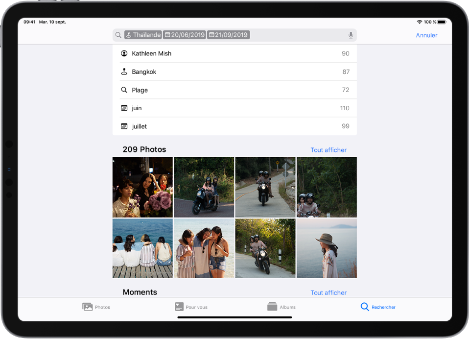 L’app Photos est ouverte en orientation paysage. En bas de l’écran, de gauche à droite, se trouvent les boutons Photos, Pour vous, Albums et Rechercher ; le bouton Rechercher est sélectionné. Un champ de recherche est disponible en haut de l’écran ; un lieu et des dates ont été saisis dans ce champ. Des suggestions de résultats de recherche sont affichées sous le champ de recherche. Une grille de photos obtenues à partir des termes recherchés occupe le milieu de l’écran. Le nombre total de photos issues de la recherche est indiqué en haut à gauche de la grille de photos. En haut à droite de la grille de photos se trouve un bouton Tout afficher.