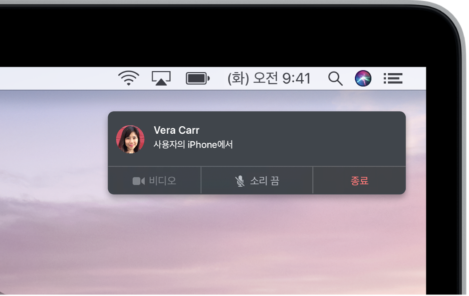 Mac 화면 오른쪽 상단 모서리에 알림이 표시되어 전화 통화가 iPhone을 통해 이루어지고 있다고 표시함.