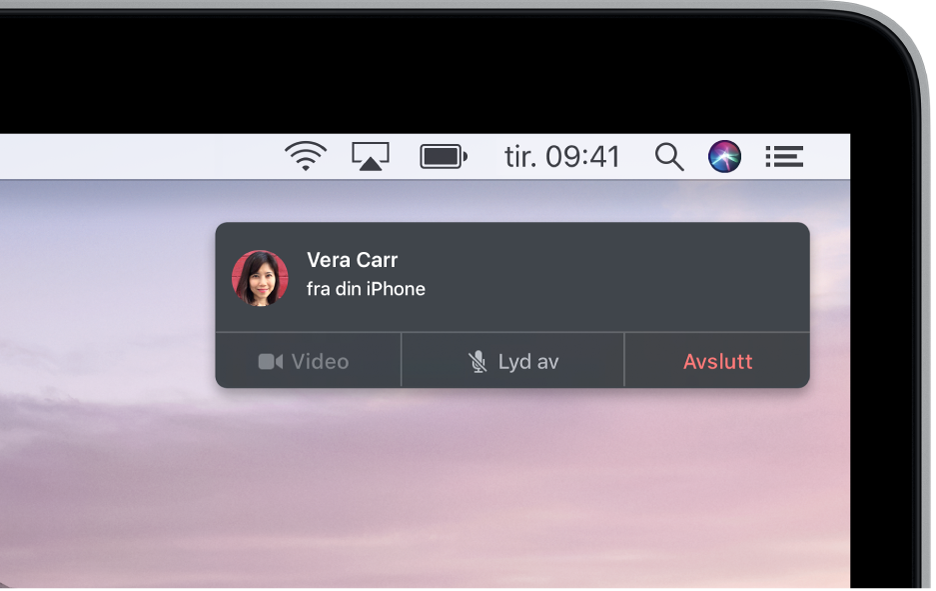 Oppe i høyre hjørne av Mac-skjermen er det en varsling som viser at det pågår en telefonsamtale via iPhone.