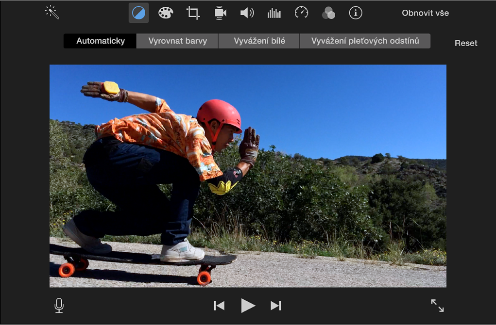 Prohlížeč se zobrazením použití automatických úprav barev klipu ve filmu