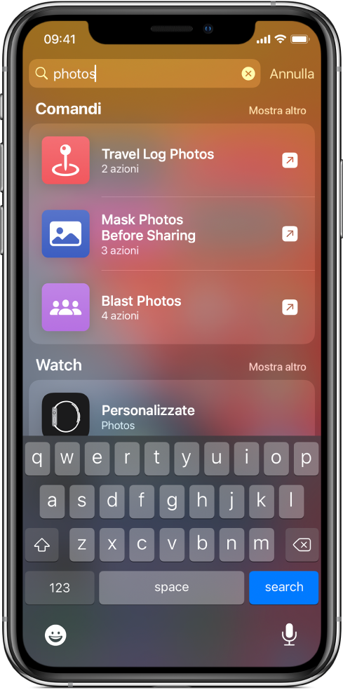 Cerca la parola chiave del comando rapido “foto” e i risultati delle ricerca: Comandi rapidi “Esegui Invia foto alla mamma”, “Esegui Foto come GIF,” ed “Esegui Maschera foto prima della condivisione”.
