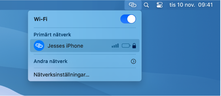 En Mac-skärm med Wi-Fi-menyn som visar en anslutning via Internetdelning på iPhone.