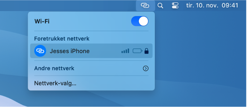 En Mac-skjerm som viser menyen for trådløst nettverk som vises som et Delt internett-tilgangspunkt koblet til en iPhone.