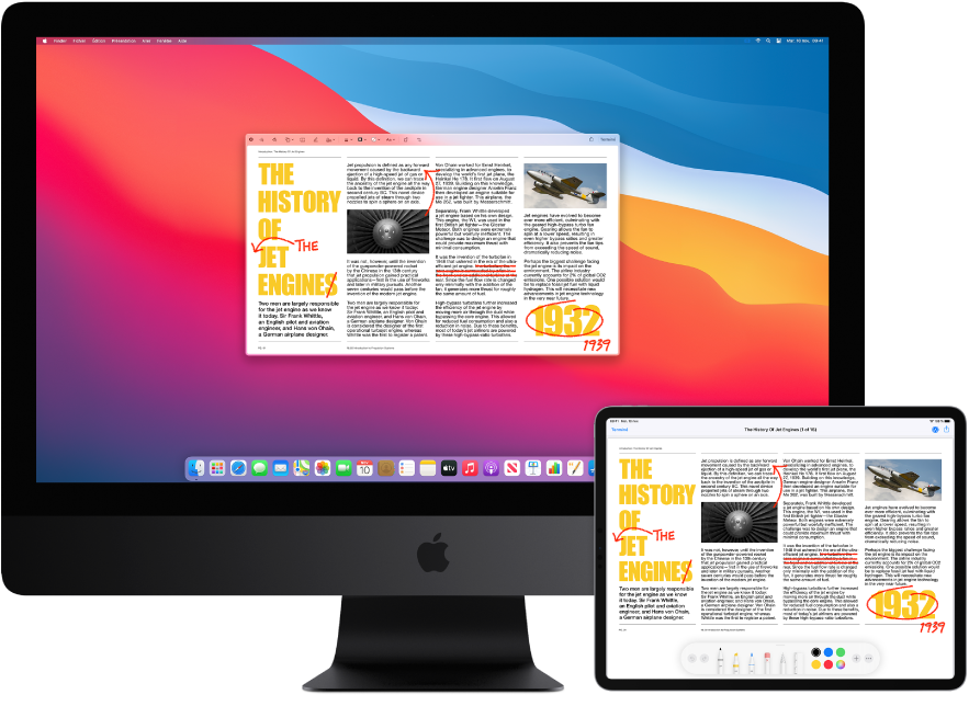 Un iMac Pro et un iPad côte à côte. Les deux écrans affichent un article couvert de modifications griffonnées en rouge, telles que des phrases barrées, des flèches et des mots ajoutés. L’iPad montre également des commandes d’annotation au bas de l’écran.