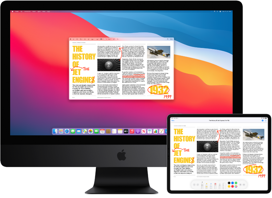 Egy iMac Pro és egy iPad egymás mellett. Mindkét képernyőn ugyanaz a cikk látható rajzolt piros szerkesztésekkel, például kihúzott mondatok, nyilak és hozzáadott szavak. Az iPad képernyőjének alsó részén a korrektúra vezérlői is láthatók.