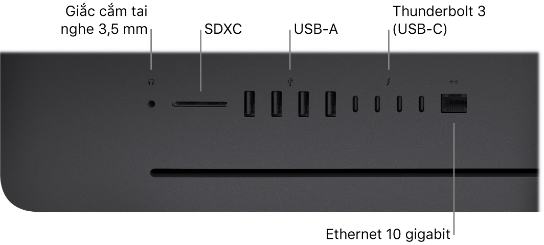 Một iMac Pro đang hiển thị giắc cắm tai nghe 3,5 mm, khe cắm SDXC, các cổng USB-A, các cổng Thunderbolt 3 (USB-C) và cổng Ethernet (RJ-45).
