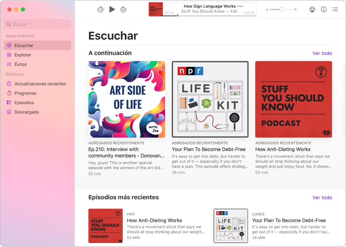 La ventana de Podcast mostrando una columna en el lado izquierdo con un campo de búsqueda en la parte superior y opciones de visualización debajo. La opción Explorar está seleccionada, y se muestran podcasts en el lado derecho.