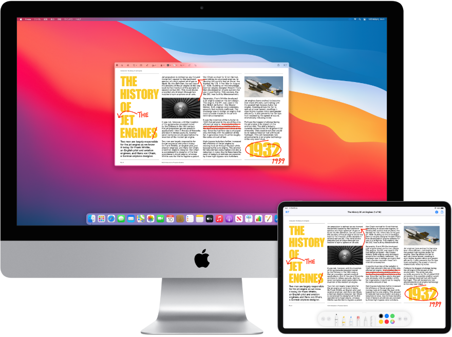 iMacとiPadが並んでいます。両方の画面に表示されている記事のあちこちに、文の削除、矢印、単語の追加などの赤字の編集が書き込まれています。iPadの画面の下部にはマークアップコントロールも表示されています。