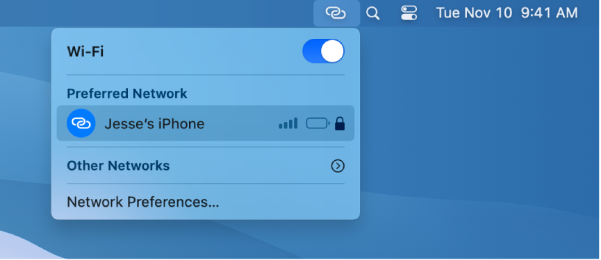 Un ecran Mac cu meniul Wi-Fi afișând un hotspot personal conectat la un iPhone.
