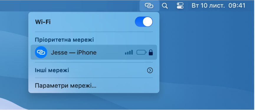 Екран Mac із меню Wi-Fi і персональною точкою доступу та під’єднаним iPhone.