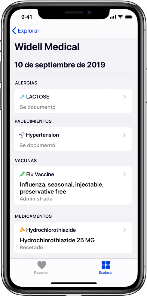 El título "Widell Medical" se muestra cerca de la parte superior de la pantalla de la app Salud. Debajo del título, se muestra información sobre varios tipos de expedientes clínicos. La categoría de arriba, Alergias, contiene un registro que dice "Lactosa (Documentada)". Un control en forma de flecha a la derecha indica que hay más información disponible en el expediente. La pantalla incluye expedientes clínicos adicionales de otras categorías, como Padecimientos, Vacunas y Medicamentos.