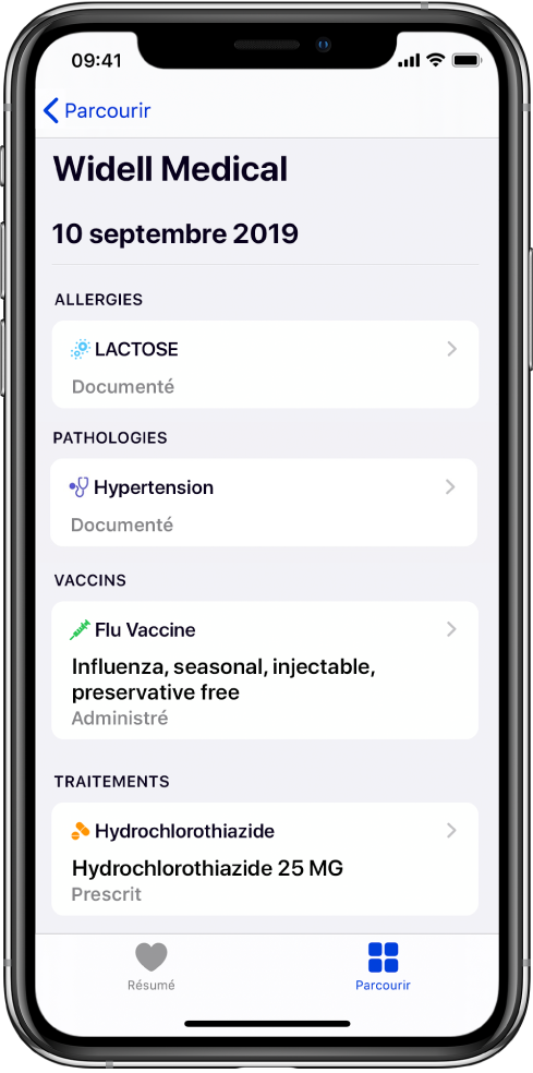 Le titre « Widell Medical » s'affiche vers le haut de l’écran dans l’app Santé. Sous le titre, des informations relatives à différents types de dossiers médicaux s’affiche. La catégorie du haut, Allergies, contient un dossier, Lactose (documenté). Une commande en forme de flèche sur la droite indique que davantage d’informations sont disponibles pour le dossier. L’écran affiche d’autres dossiers médicaux pour les catégories Pathologies, Vaccins et Traitements.