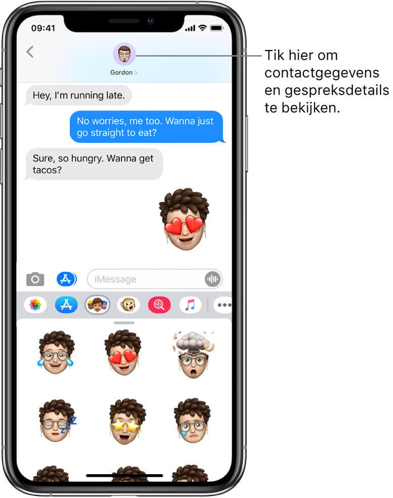 Gesprek in de Berichten-app. Bovenin zie je van links naar rechts de terugknop en een foto van degene met wie je berichten uitwisselt. In het midden zie je de berichten die in de loop van het gesprek zijn verstuurd en ontvangen. Onderin zie je van links naar rechts de knoppen voor Foto's, App Store, Apple Pay, animoji, Hashtag-afbeeldingen, Muziek en Digital Touch.