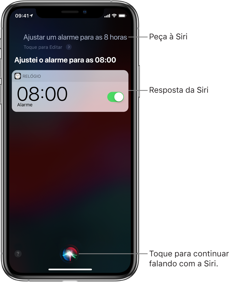 Tela da Siri mostrando um pedido à Siri para “Criar um alarme para as 8 da manhã”; como resposta, a Siri diz “OK, alarme criado”. Uma notificação do app Relógio mostra que um alarme está ativado para as 8 horas da manhã. Um botão na parte inferior central da tela é usado para continuar falando com a Siri.