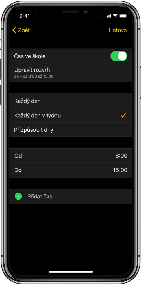 iPhone s otevřenou obrazovkou Čas ve škole. Nahoře se nachází přepínač Čas ve škole a pod ním tlačítko Upravit rozvrh. Ještě níž jsou vidět volby Každý den, Každý všední den a Přizpůsobit dny. Volba Každý všední den je vybraná. Uprostřed obrazovky jsou uvedené časy začátku a konce a u dolního okraje je umístěné tlačítko Přidat čas.