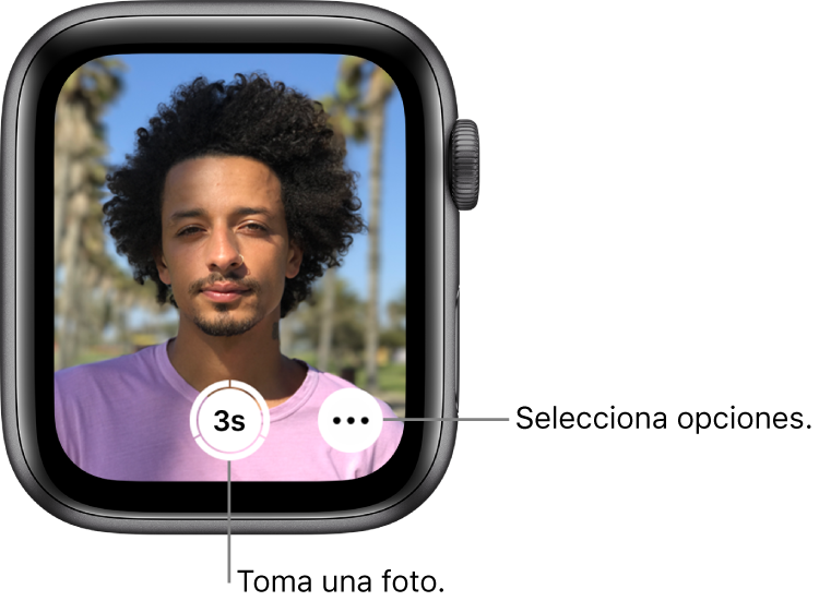 Mientras uses el Apple Watch como control remoto para la cámara, la pantalla del reloj mostrará lo que se ve en el visor de la cámara del iPhone. El botón "Tomar foto" está en la parte inferior central con el botón “Más opciones” a su derecha. Después de tomar una foto, aparecerá el botón "Visor de fotos" en la parte inferior izquierda.