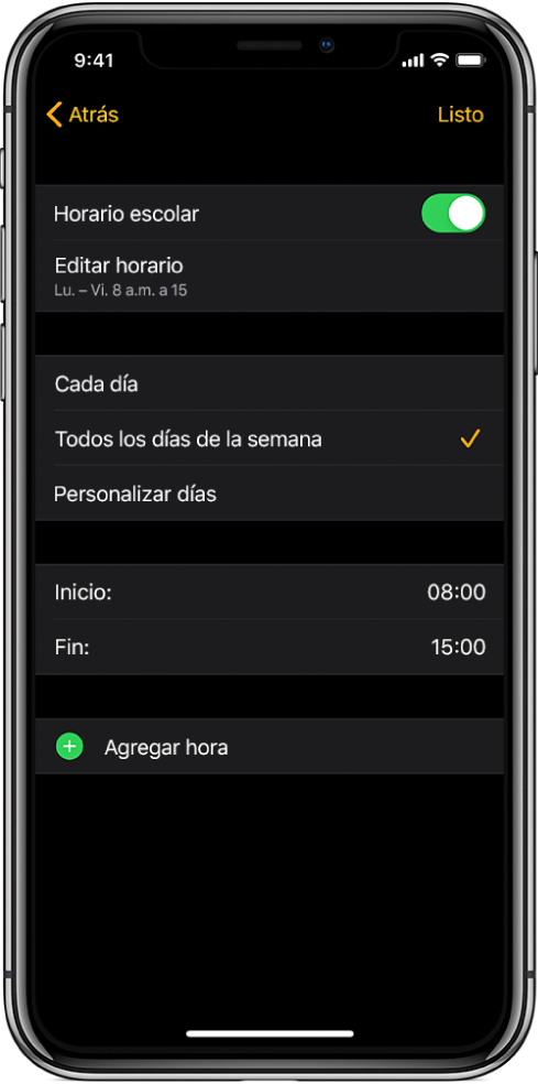 El iPhone está mostrando la pantalla de “Horario escolar”. El interruptor “Horario escolar” está en la parte superior y debajo se encuentra la opción “Editar horario”. Las opciones “Cada día”, “Entre semana” y “Personalizar días” se muestran debajo, y la opción “Entre semana” está seleccionada. Las horas de inicio y fin están en el centro de la pantalla y el botón “Agregar hora” está cerca de la parte inferior.