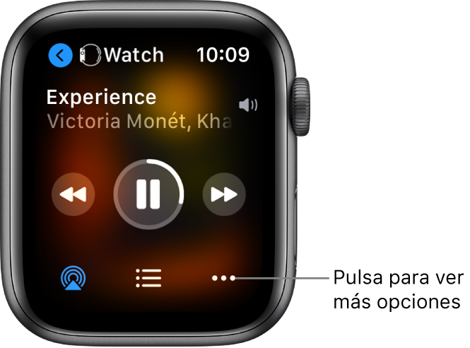 La pantalla “Ahora suena”, con Watch arriba a la izquierda y una flecha que apunta a la izquierda que te lleva a la pantalla del dispositivo. Abajo aparecen el título de una canción y el nombre del artista. Los controles de reproducción están en mitad de la pantalla. Los botones de AirPlay, lista de pistas y “Más opciones” están al final.