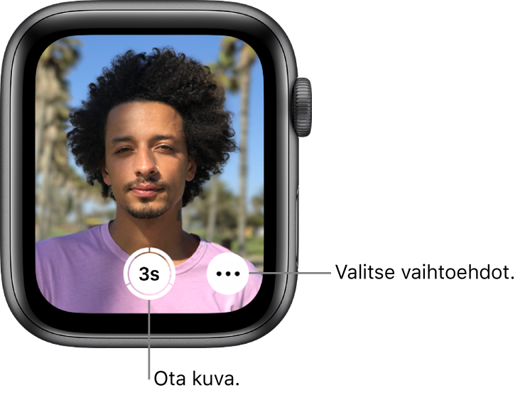 Kun Apple Watchia käytetään kameran etätoimintoon, sen näytöllä on iPhonen kameran näkymä. Ota kuva -painike on alhaalla keskellä ja Lisää vaihtoehtoja -painike sen oikealla puolella. Jos olet ottanut kuvan, Kuvien katseluikkuna -painike näkyy alhaalla vasemmalla.