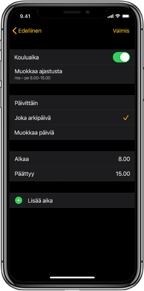 iPhone, jossa näkyy Kouluaika-näyttö. Kouluaika-valitsin on ylhäällä ja Muokkaa ajastusta alhaalla. Sen alla näkyy Päivittäin, Joka arkipäivä ja Muokkaa päiviä -vaihtoehdot, ja Joka arkipäivä on valittuna. Aloitus- ja lopetuskellonajan näkyvät näytön keskellä, ja Lisää ajastus -painike on lähellä alareunaa.