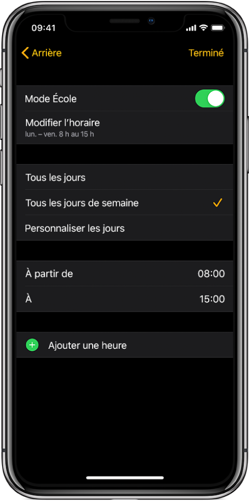 L’iPhone qui affiche l’écran Mode École. Un bouton Mode École se trouve dans le haut avec « Modifier l’horaire » en dessous. Les options « Tous les jours », « Tous les jours de semaine » et « Personnaliser les jours » sont affichées en dessous et « Tous les jours de semaine » est sélectionnée. Les heures de début et de fin se trouvent au centre de l’écran et un bouton « Ajouter une heure », dans le bas.