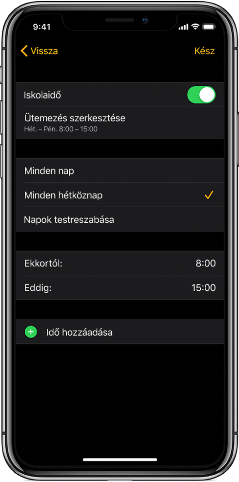Egy iPhone az Iskolaidő funkció képernyőjével. A képernyő tetején az Iskolaidő kapcsoló, alatta pedig az Ütemezés szerkesztése lehetőség látható. Ez alatt a Minden nap, a Minden hétköznap és a Napok testreszabása lehetőség jelenik meg, amelyek közül a Minden hétköznap van kijelölve. A képernyő közepén az Ettől és az Eddig beállításnál megadott órák láthatók, alul pedig az Idő hozzáadása gomb.