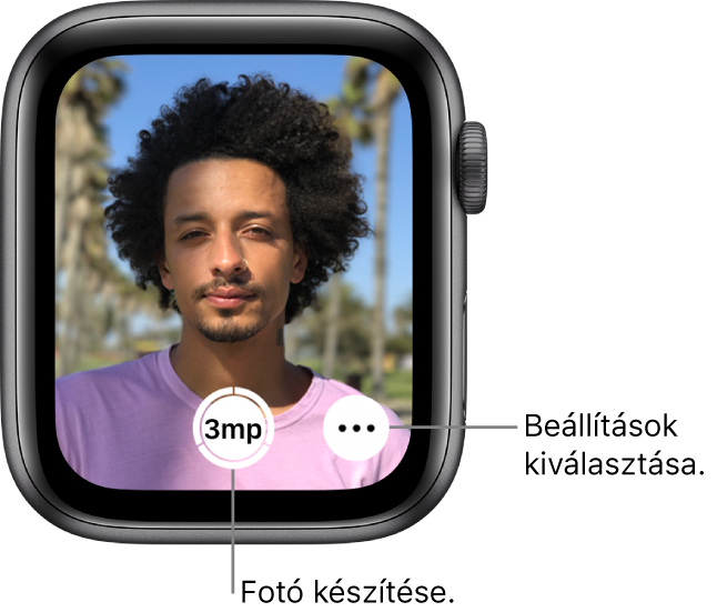 Ha az Apple Watchot kamera-távvezérlőnek használja, akkor a kijelzőn az iPhone kameraképe jelenik meg. A Kép készítése gomb az alsó rész közepén, a További beállítások gomb attól jobbra található. Miután elkészítette a fotót, balra lent megjelenik a Fotómegjelenítő gombja.