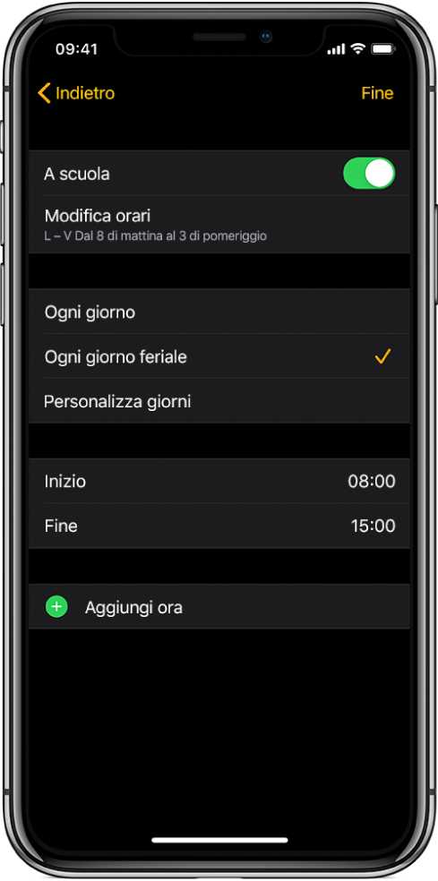 iPhone che mostra la schermata di “A scuola”. L'interruttore di “A scuola” è visibile in alto, sotto è presente il pulsante “Modifica orari”. Le opzioni “Ogni giorno”, “Da lunedì a venerdì” e “Personalizza giorni” appaiono di seguito, l'opzione “Ogni giorno” è selezionata. Gli orari di inizio e fine sono visibili al centro, mentre il pulsante “Aggiungi ora” si trova nella parte inferiore dello schermo.
