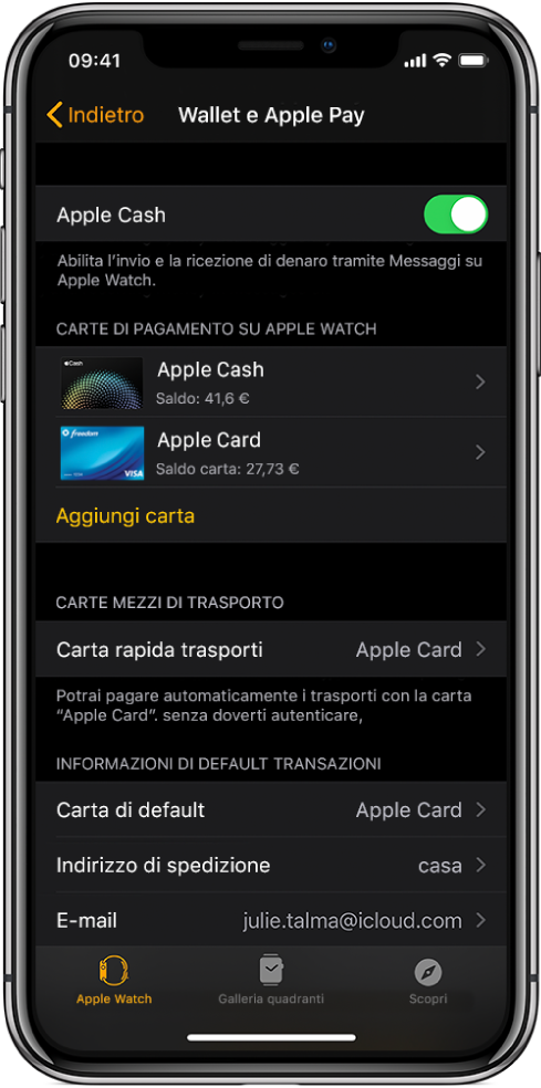 La schermata “Wallet e Apple Pay” nell'app Watch su iPhone. Lo schermo mostra le carte aggiunte ad Apple Watch, la carta che hai scelto di utilizzare come carta rapida per i mezzi di trasporto e le impostazioni di default per le transazioni.