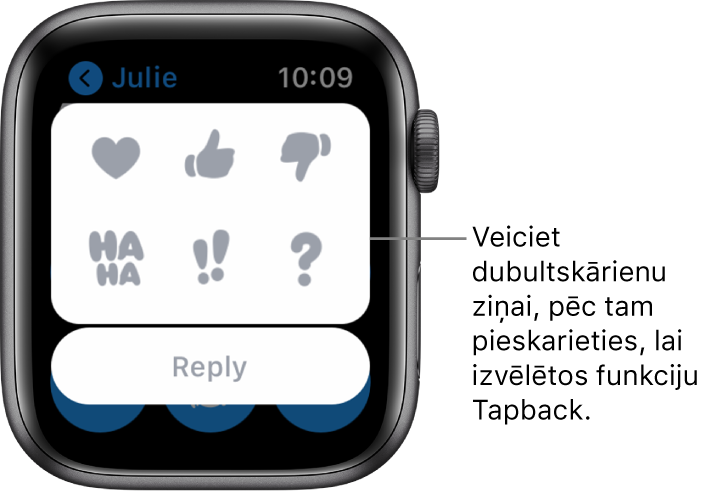 Messages sarakste ar Tapback opcijām: sirsniņa, pacelts īkšķis, nolaists īkšķis, Ha Ha, !! un ?. Apakšā ir poga Replay.