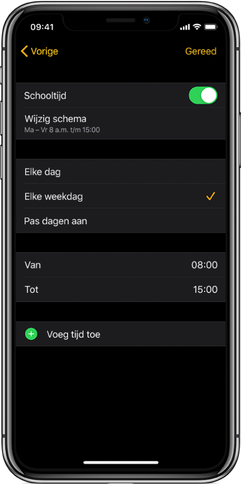 iPhone met het Schooltijd-scherm. Bovenin bevindt zich de schakelaar 'Schooltijd', met daaronder 'Wijzig schema'. De opties 'Elke dag', 'Elke weekdag' en 'Pas dagen aan' staan daaronder, waarbij 'Elke weekdag' is geselecteerd. In het midden van het scherm staan de begin- en eindtijd en onderaan staat de knop 'Voeg tijd toe'.