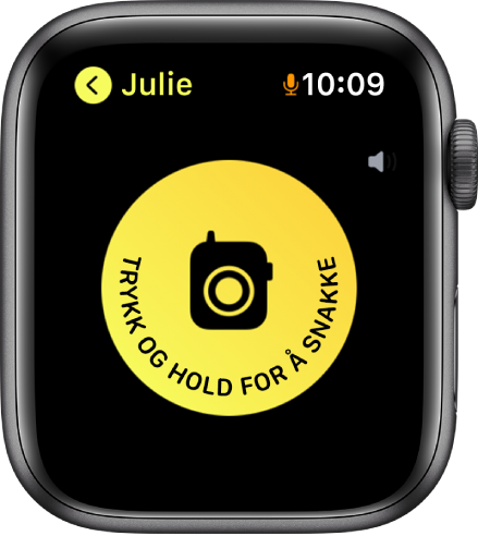 Walkietalkie-skjermen, med en stor snakkeknapp på midten. Snakkeknappen med teksten: «Trykk og hold for å snakke».
