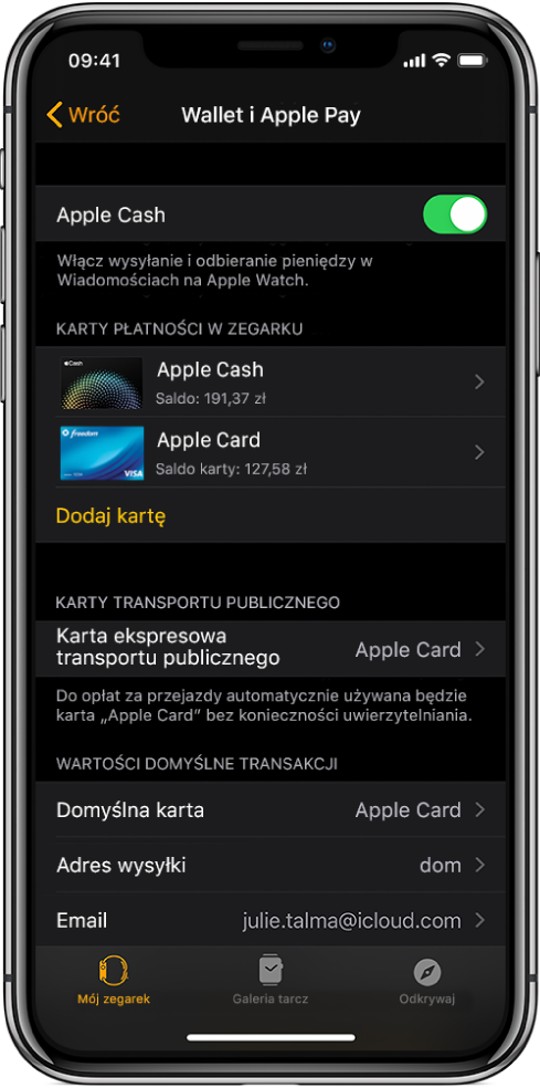 Ekran Wallet i Apple Pay w aplikacji Apple Watch na iPhonie. Ekran zawiera karty dodane do Apple Watch, kartę wybraną jako kartę ekspresową transportu publicznego oraz ustawienia domyślne transakcji.