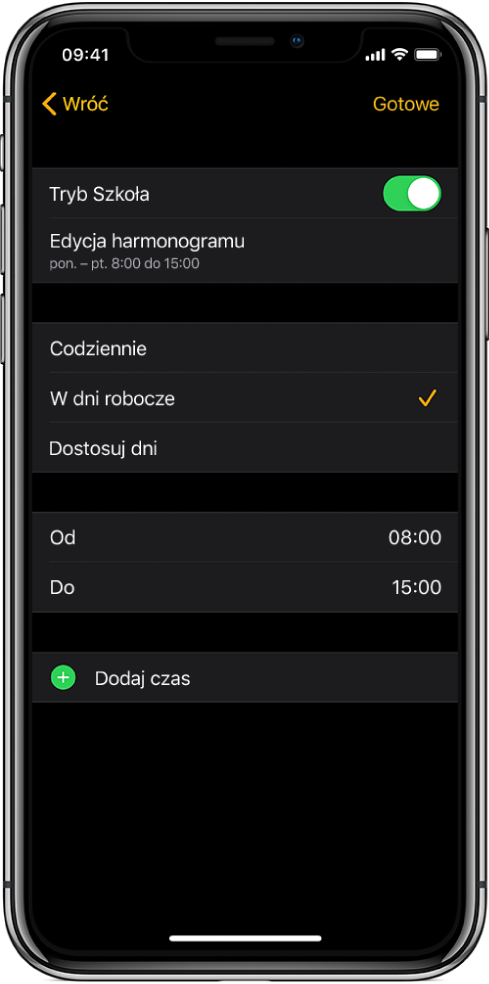iPhone wyświetlający ekran Szkoła. Na górze widoczny jest przełącznik Tryb Szkoła, a pod nim znajduje się przycisk Edycja harmonogramu. Poniżej widoczne są opcje Każdego dnia, W dni robocze oraz Dostosuj dni. Zaznaczona jest opcja W dni robocze. Na środku ekranu widoczne są godziny Od oraz Do. Na dole znajduje się przycisk Dodaj czas.