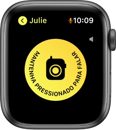A tela do Walkie-Talkie mostrando um botão falar no meio e um indicador de volume na parte superior direita. Um pequeno ícone de microfone aparece ao lado das horas na parte superior direita, indicando que o microfone está sendo usado.
