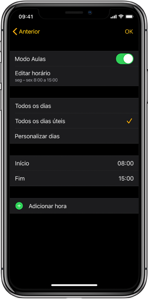 iPhone a mostrar o ecrã de modo Aulas. Na parte superior do ecrã encontra‑se um manípulo do modo Aulas, como “Editar horário” por baixo. Mais abaixo estão as opções “Todos os dias”, “Todos os dias úteis” e “Personalizar dias”. Está selecionada a opção “Todos os dias úteis”. Os campos “Início” e “Fim” para as horas estão no meio do ecrã e o botão “Adicionar hora” encontra‑se junto à parte inferior.