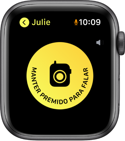 O ecrã da aplicação Walkie-talkie a mostrar o botão Falar ao centro e um indicador de volume na parte superior direita. O ícone de um microfone pequeno aparece ao lado do tempo na parte superior direita, indicando que o microfone está a ser usado.