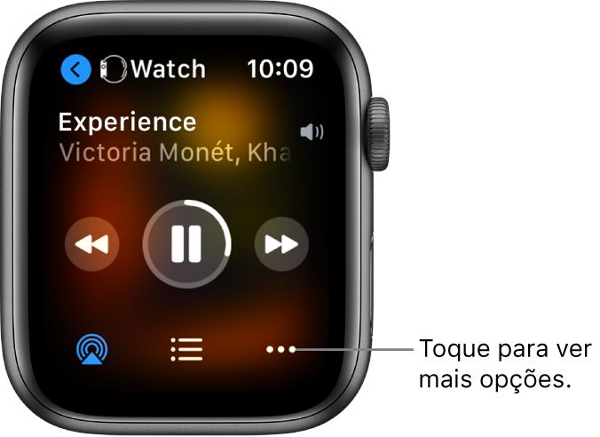 O ecrã “A reproduzir” a mostrar o Relógio na parte superior esquerda, com uma seta a apontar para a esquerda, que o encaminha para o ecrã do dispositivo. Um título de uma música e o nome do intérprete são apresentados por baixo. Os controlos de reprodução são apresentados ao centro. Os botões AirPlay, lista de faixas e “Mais opções” são apresentados na parte inferior.
